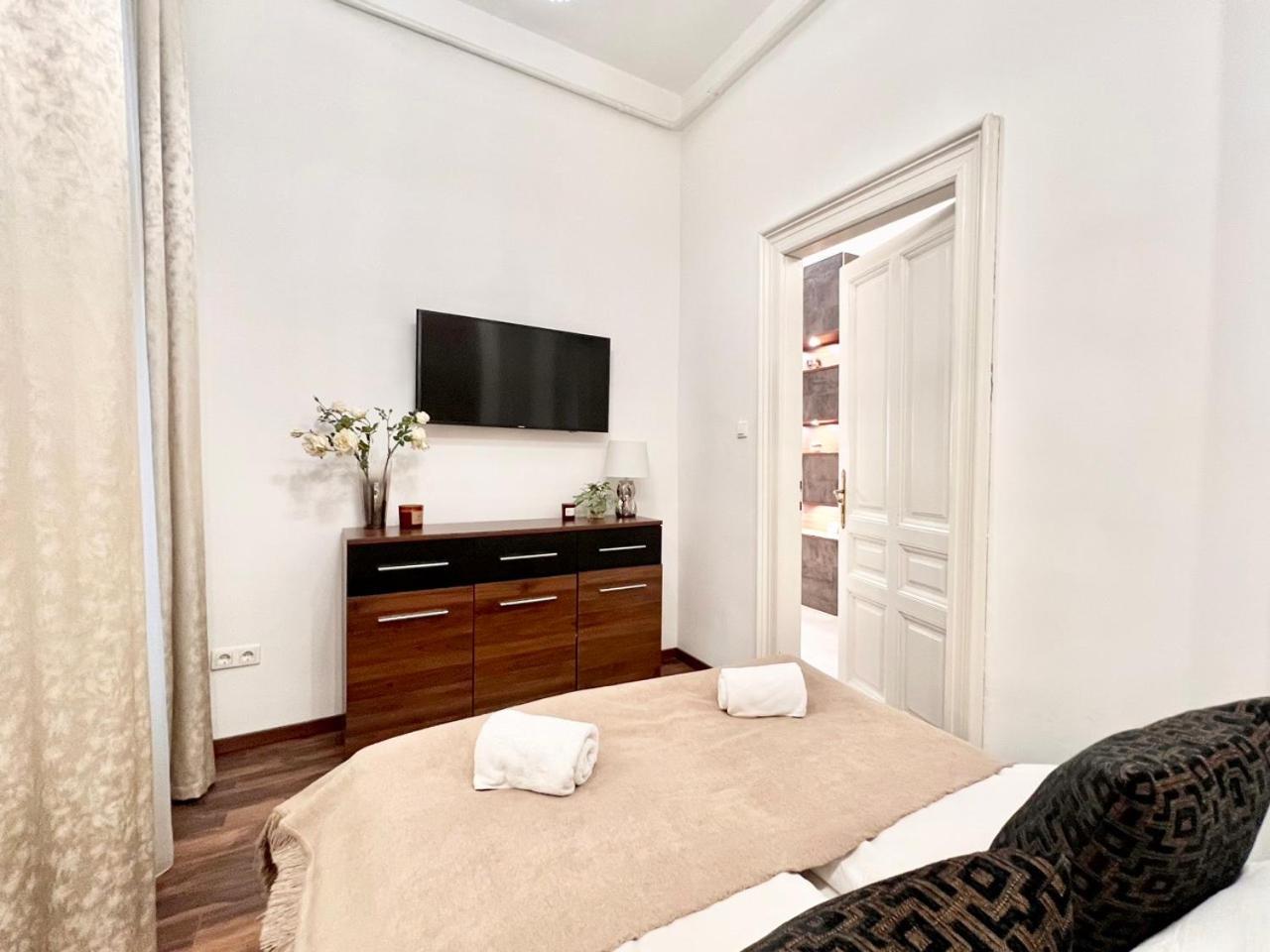 Discover Your Budapest Retreat-Walk To Parliament Bagian luar foto